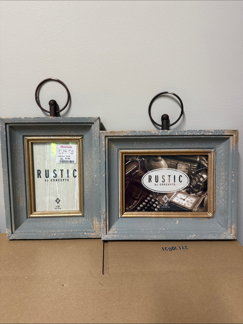 Distressed Gray Wall Frame with Metal Ring - Gray